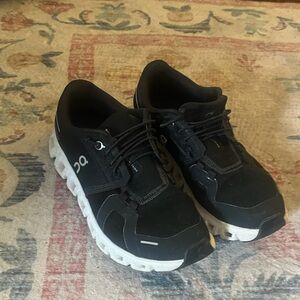 On Cloud Running Black Athletic Trainer women’s sneakers